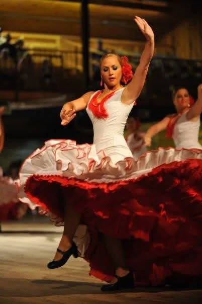 Bailarinas del Grupo de Danzas Adolfo de Castro en traje de actuación